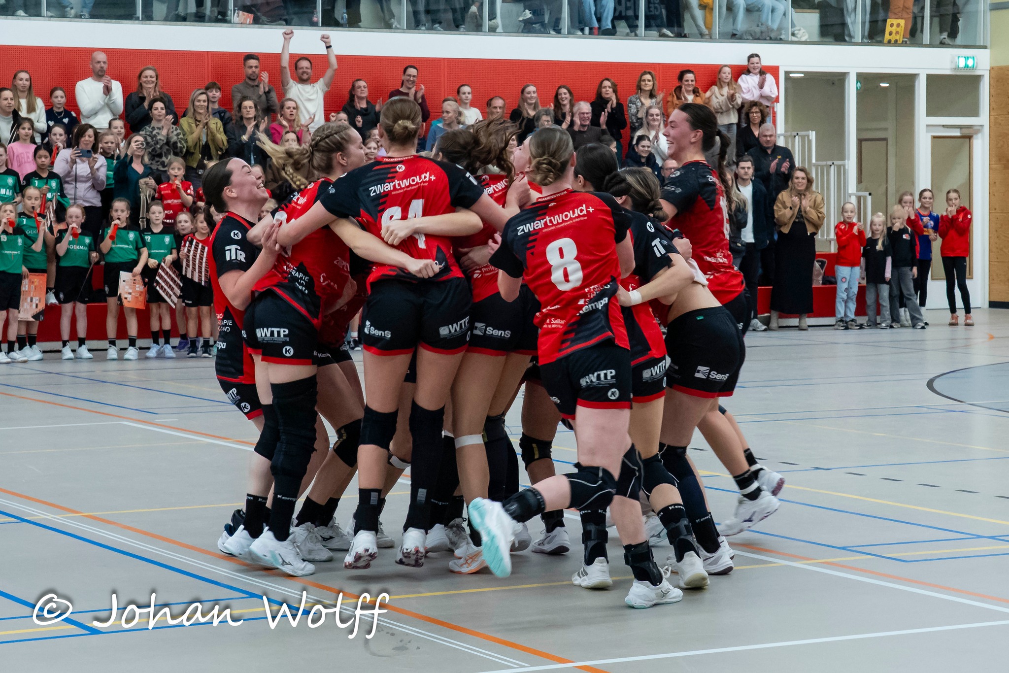 🚌🔴 SAMEN NAAR DE BEKERFINALE – ALMERE KLEURT ROOD! 🔴🚌